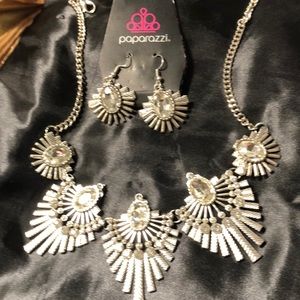 NECKLACE AND EARRINGS SET